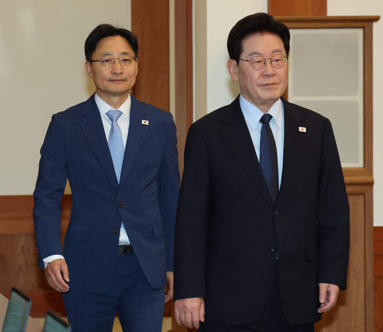 이재명 대통령이 15일 청와대에서 열린 수석보좌관회의에 임광현 신임 비서실장과 입장하고 있다. [연합]