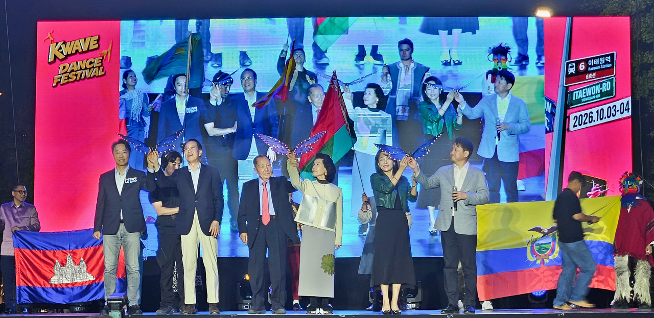 Key guests at the opening ceremony of the 2026 K-Wave Dance Festival. From left: Yongsan-gu District Mayor Kim Gyeong-dae, lawmaker Kwon Young-se, former Gangneung International Film Festival organizing committee chairman Kim Dong-ho, organizing committee chairman Yang Jeong-su, National Assembly Culture, Sports and Tourism Committee chairperson Lee Jae-jeong, and deputy organizing committee chairman Ko Young-woo. [K-Wave Dance Festival Organizing Committee]