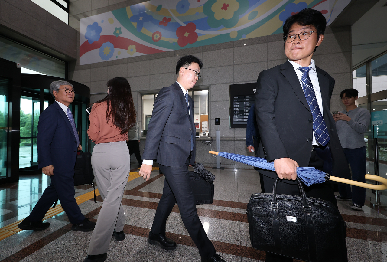 선거관리위원회를 둘러싼 각종 의혹들을 수사하는 이태한 특별검사팀의 포렌식 전문 수사자문위원인 이상진 고려대 정보보호대학원 교수(왼쪽 첫번째)를 포함한 관계자들이 13일 경기 과천시 중앙선거관리위원회에 들어서고 있다.[연합]