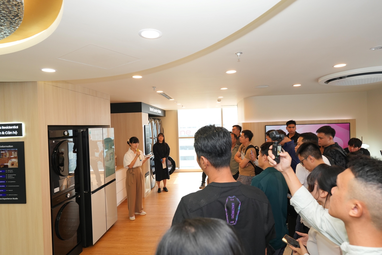 Samsung Electronics demonstrates its "AI Vision" feature at "The Brief," a Southeast Asia home appliance tech seminar held Wednesday in Hanoi, Vietnam. The camera-based refrigerator function helps users efficiently store and manage food ingredients. [Samsung Electronics]