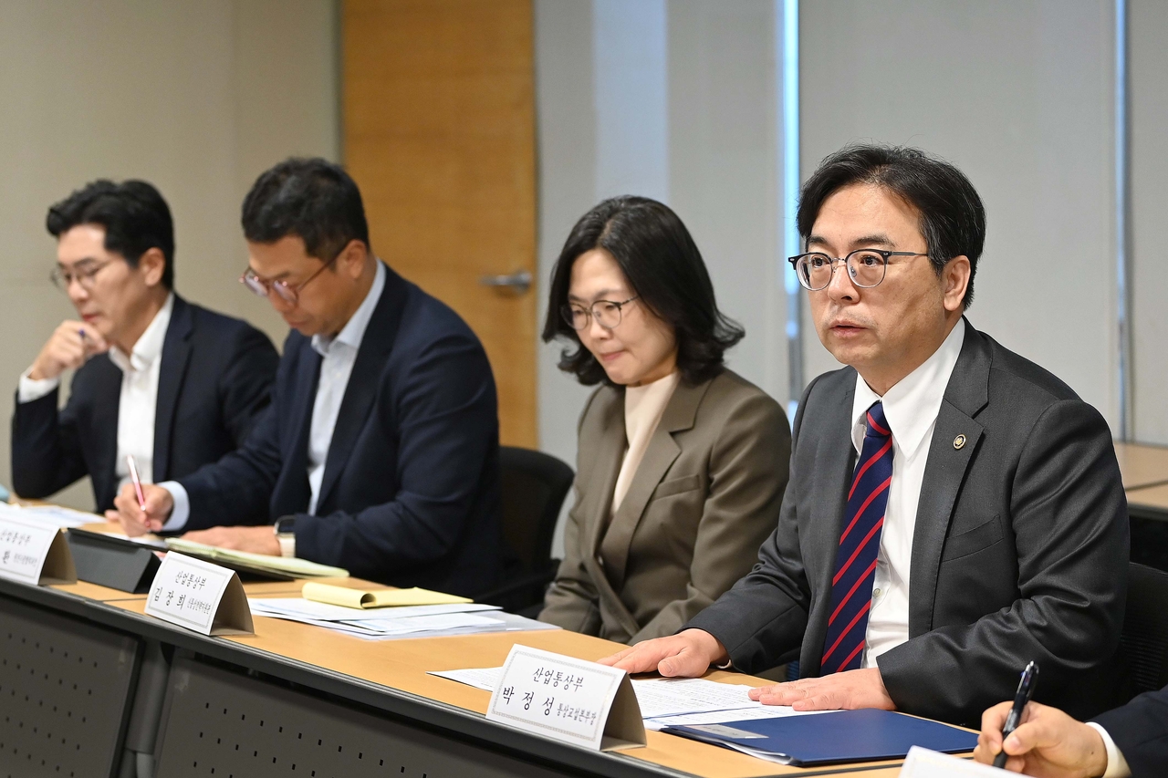 박정성(오른쪽 첫번째) 산업통상부 통상교섭본부장이 15일서울 중구 대한상공회의소 에서 열린 ‘유럽연합(EU) 산업가속화법(IAA) 대응 민관합동 TF 킥오프 회의’를 주재하고 있다. [연합]