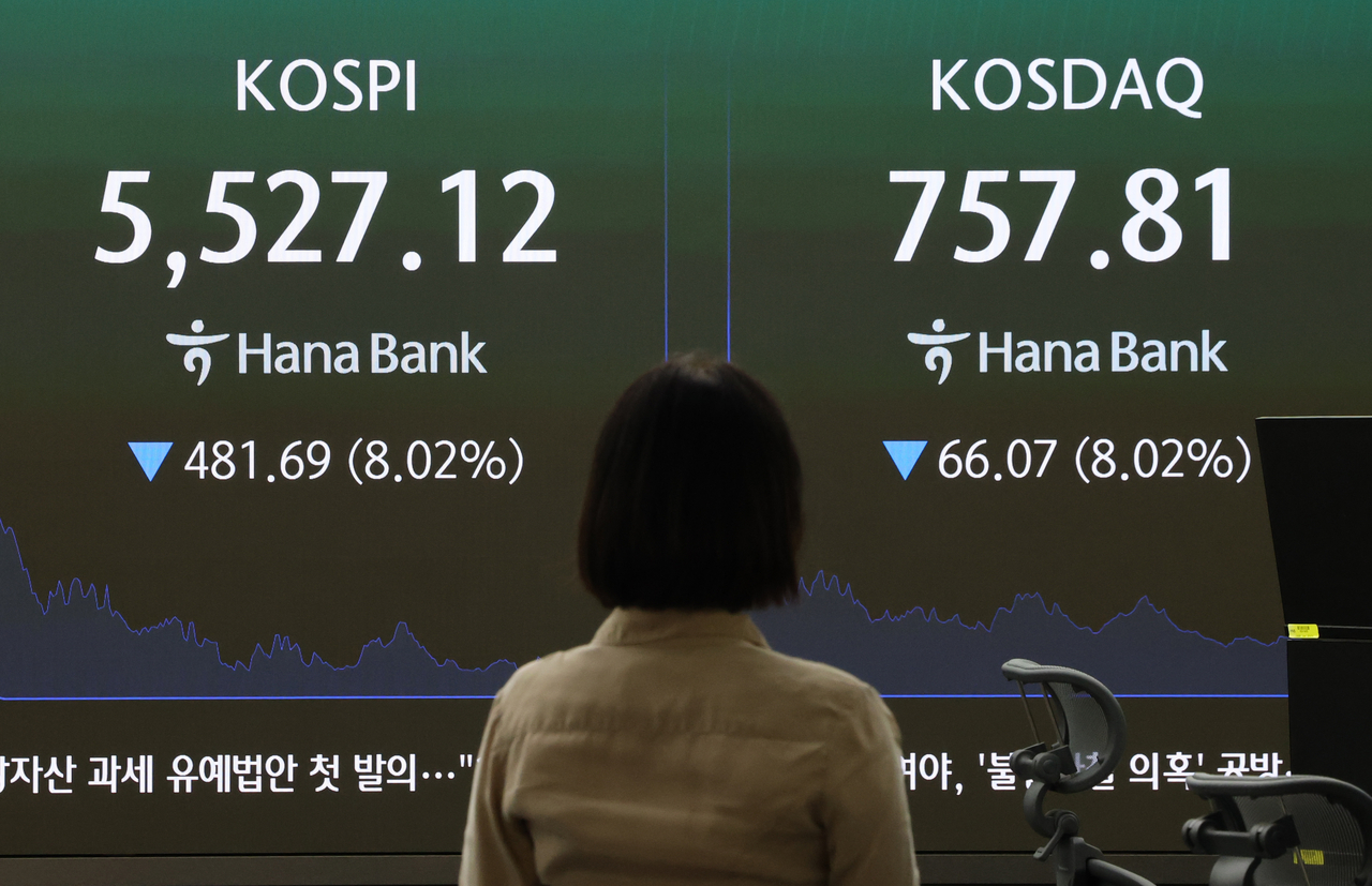 An electronic board at Hana Bank’s headquarters in central Seoul displays the Kospi, Kosdaq and won-dollar exchange rate on Thursday. (Yonhap)