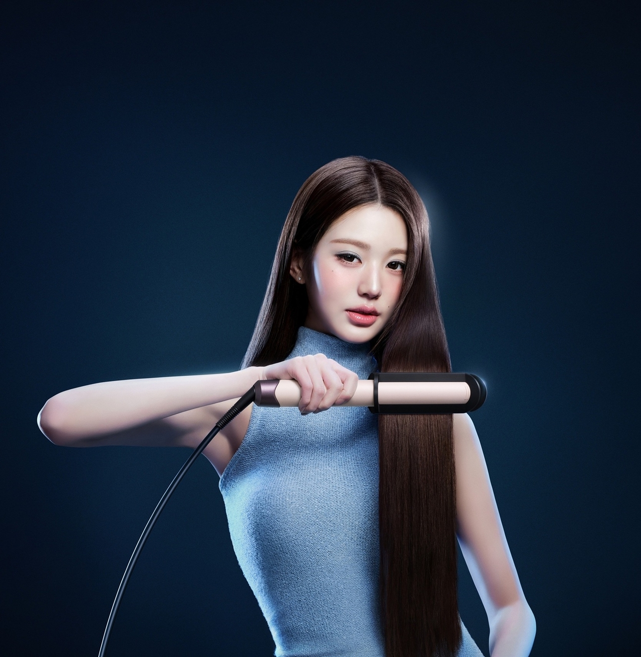 다이슨 코랄 쿨샤인 (Dyson Corrale CoolShine™) 헤어 스트레이트너를 든 다이슨 헤어 디바이스 부문 APAC 앰배서더 장원영. [다이슨코리아 제공]