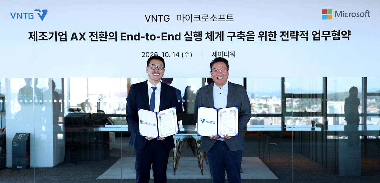 사진 설명: 지난 14일 서울 마포구 세아타워에서 열린 업무협약식에서 김태근 VNTG 대표이사(왼쪽)와 조원우 한국마이크로소프트 대표이사가 기념촬영을 하고 있다. (사진=VNTG 제공)