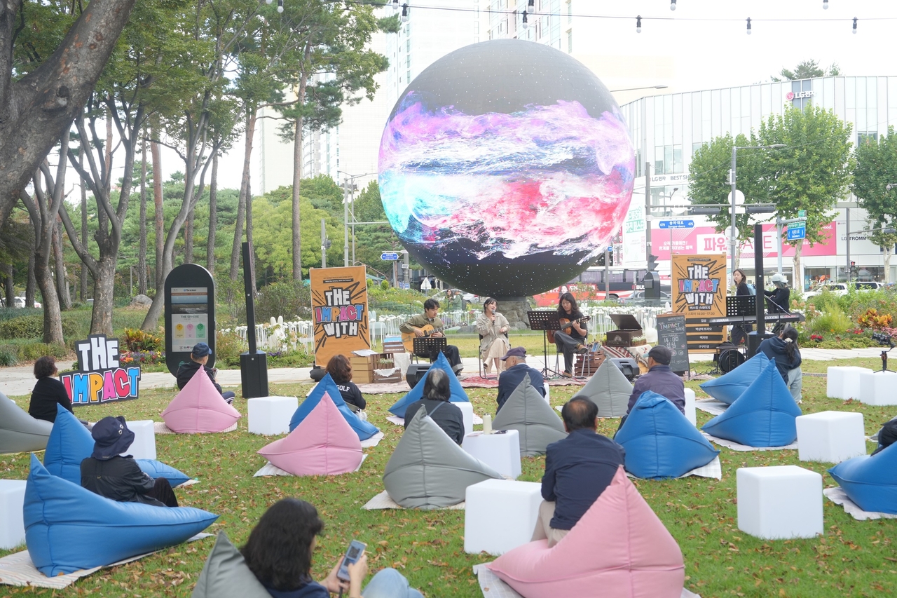 The Sphere busking event at Seokchon Lake