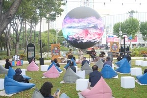 Songpa-gu hosts 'Fall in THE SPHERE' autumn busking festival at Seokchon Lake