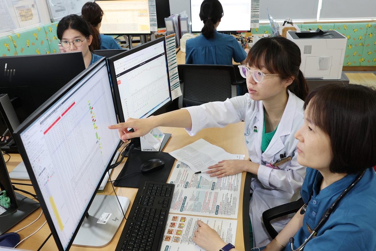 [사진1] 박유경 서울아산병원 어린이병원 소아신속대응팀장(오른쪽 두 번째)을 비롯한 의료진이 9월 11일 소아 입원환자의 상태를 실시간으로 모니터링하며 중증 악화 위험이 높은 환자를 찾아내고 있다.