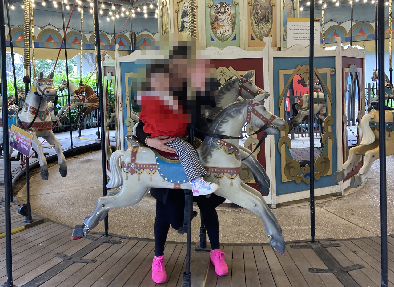 A 4-year-old girl (front), who was found dead with her father inside a car in Seogwipo, Jeju Island, on Monday afternoon, enjoys a visit to an amusement park in Australia with her mother in this photo provided by the mother. (Yonhap)