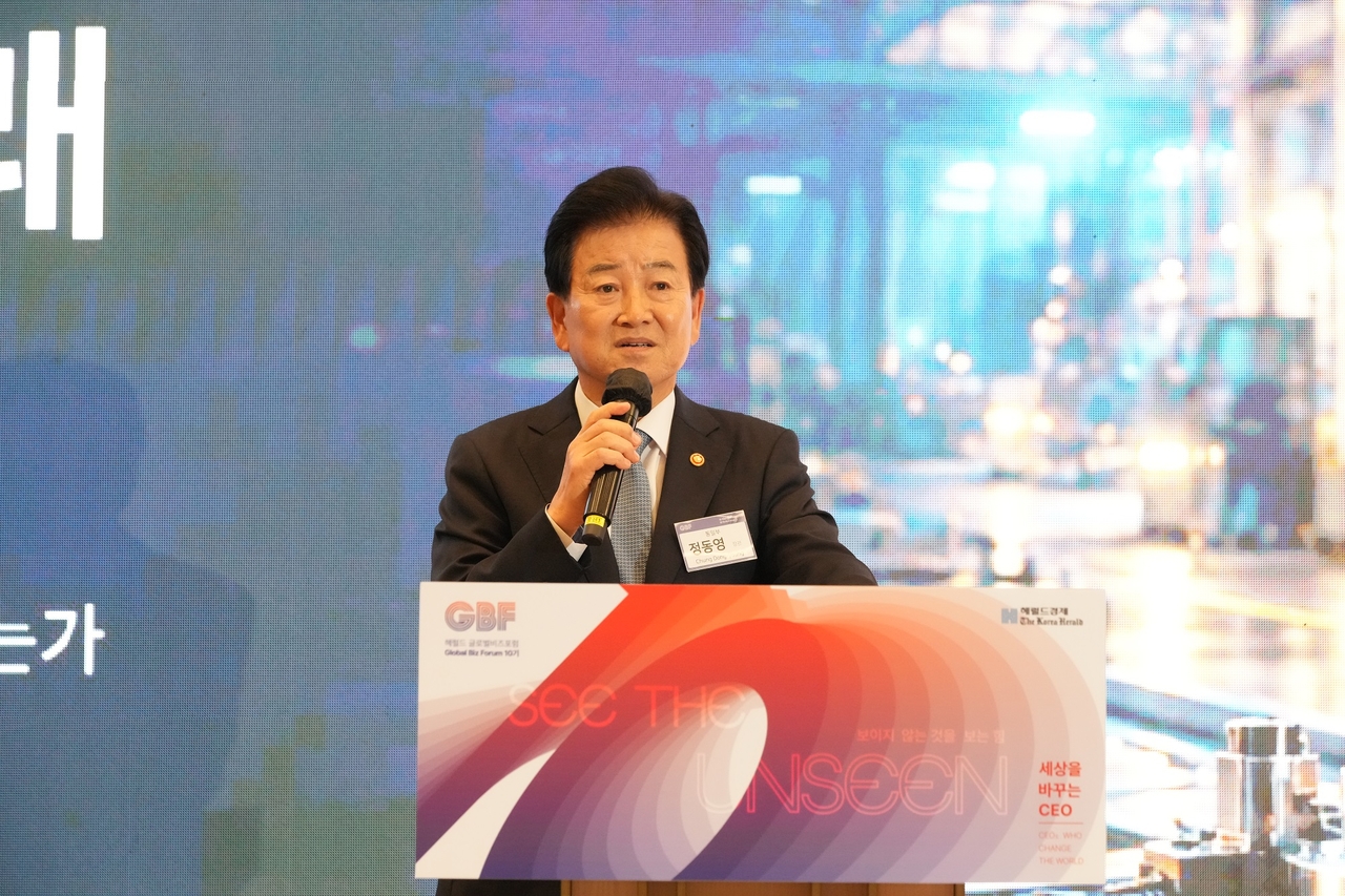 Unification Minister Chung Dong-young delivers a special lecture at the Herald Global Business Forum at the Ambassador Seoul Pullman Hotel in Seoul on Wednesday, (The Korea Herald)