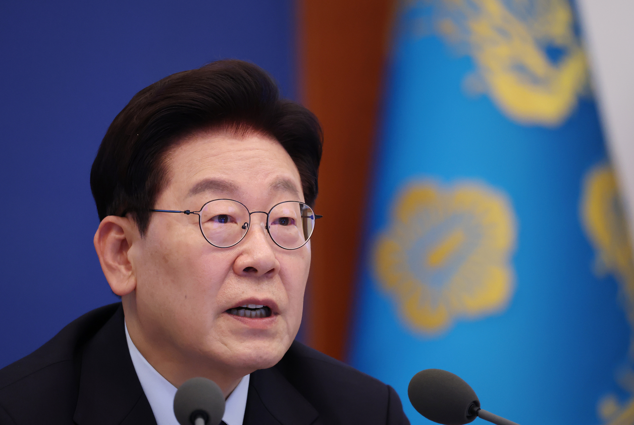President Lee Jae Myung speaks during a meeting with senior aides and secretaries at Cheong Wa Dae on Thursday. (Yonhap)