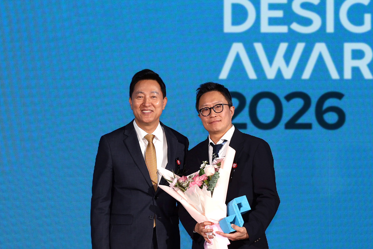 14일 서울디자인어워드 2026에서 현대차 ‘이름 없는 숲’ 캠페인이 ‘ESG 디자인 임팩트상’을 수상한 뒤 오세훈(왼쪽) 서울시장과 지성원  현대차 브랜드마케팅본부 부사장이 기념사진을 촬영하고 있다. [현대차 제공]