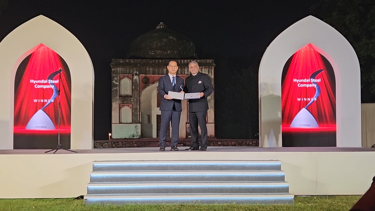Hyundai Steel President Lee Bo-ryong (left) receives the Steelie Award for best life cycle assessment practice from World Steel Association Vice Chairman Thachat Viswanatha Narendran at the association's annual conference in New Delhi, India, on Monday (local time). [Hyundai Steel]