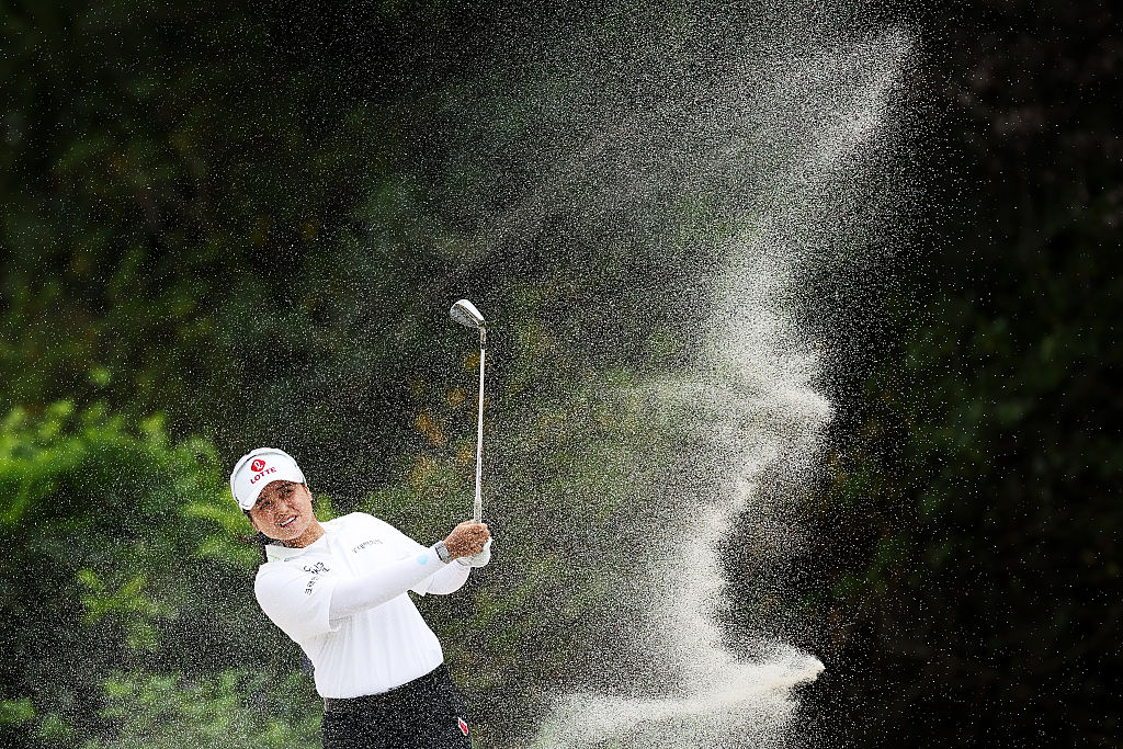 최혜진이 15일 중국 상하이 서산 골프클럽에서 열린 LPGA투어 뷰익 LPGA 상하이 1라운드 8번 홀 페어웨이 벙커에서 샷을 하고 있다. [게티이미지]