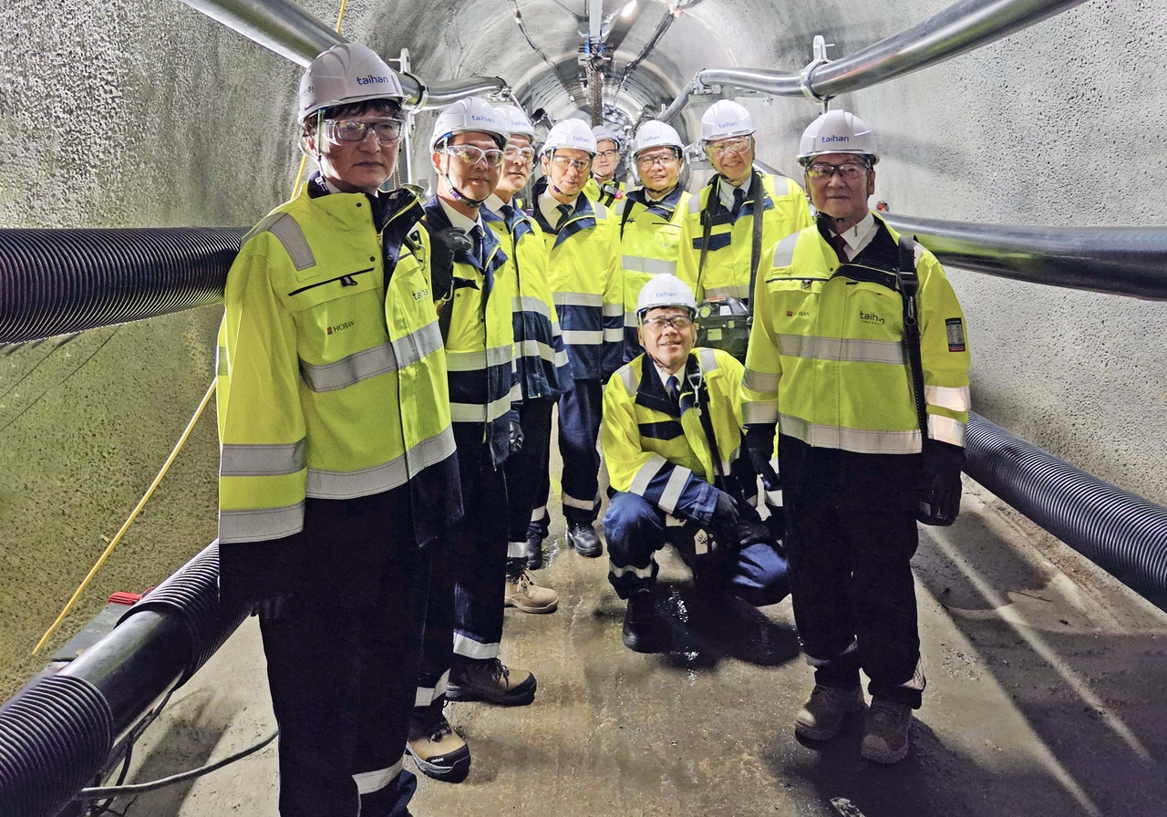 Members of the National Assembly's Foreign Affairs and Unification Committee visit the LPT2 project site in the United Kingdom. [Taihan Cable & Solution]