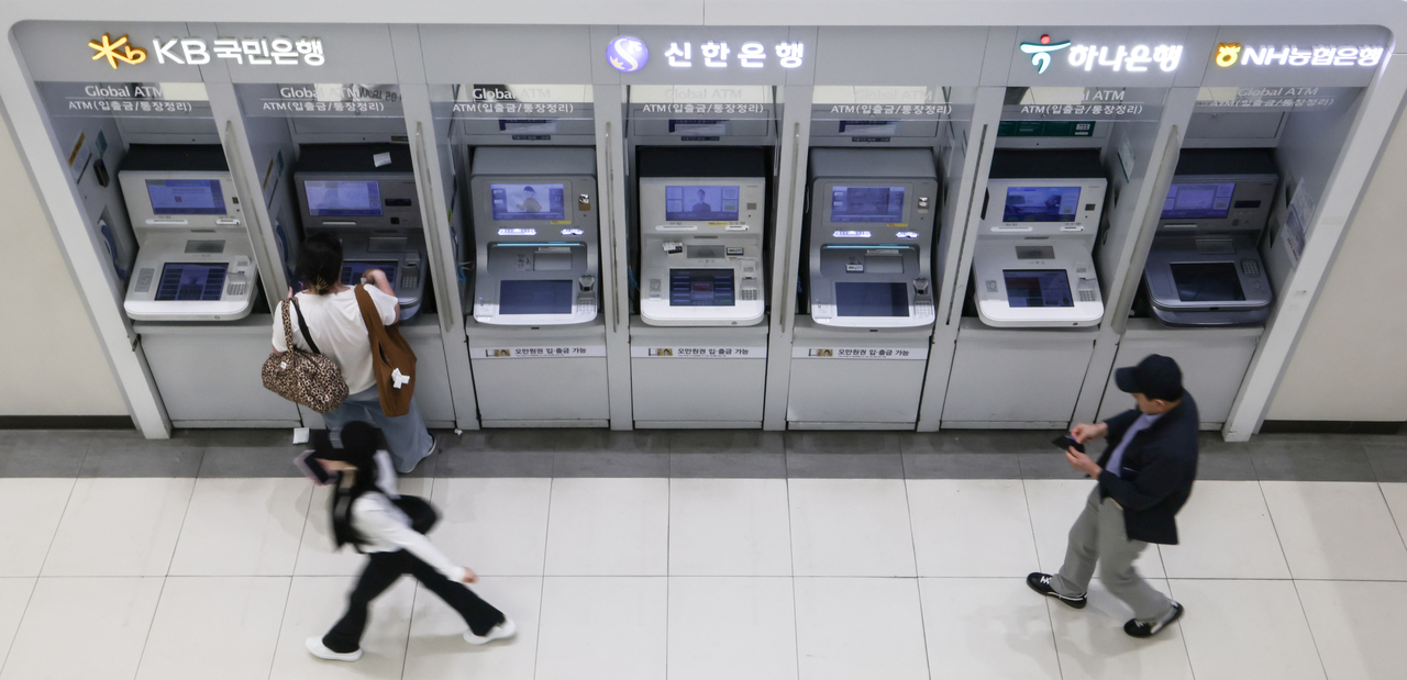 ATM machines at commercial banks in Seoul. [Herald DB]