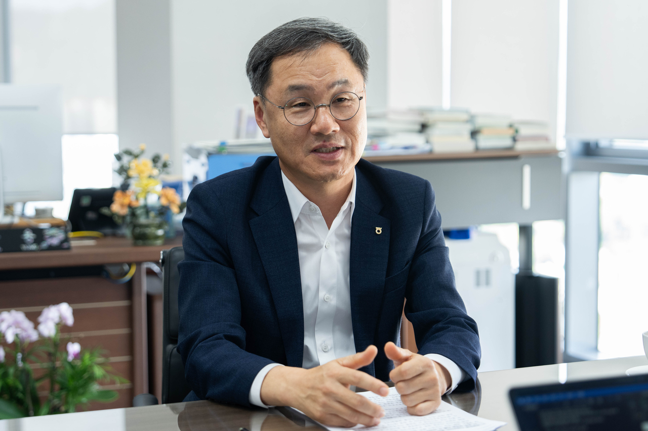 지난 13일 서울 종로구 NH농협타워에서 만난 엄을용 NH농협은행 기업금융부문장 부행장이 농협은행이 지향하는 기업금융의 방향을 설명하고 있다. [NH농협은행 제공]