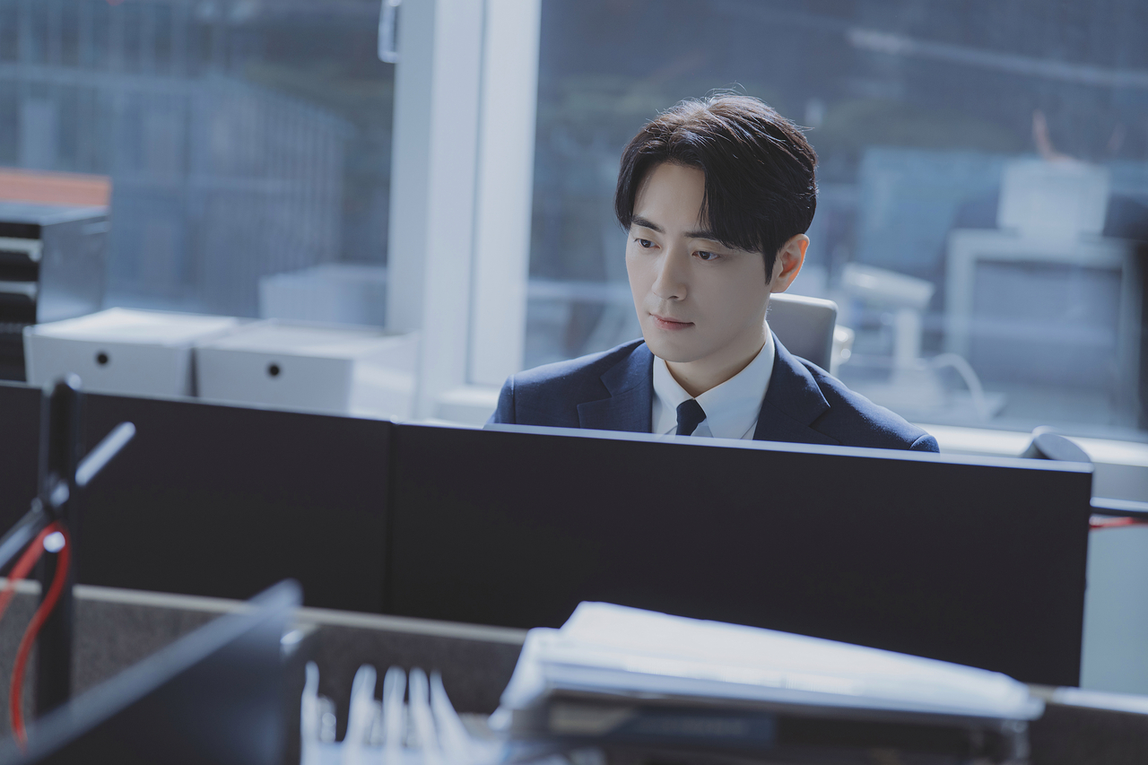 티빙 ‘로또 1등도 출근합니다’ 공은태 역을 통해 20년만에 원톱 타이틀롤을 맡은 배우 이준혁 [티빙 제공]