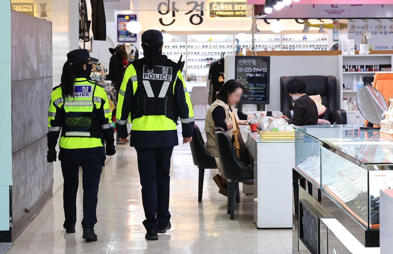 Incheon police officials patrol a store on Wednesday, a day after a knife attack at a commercial complex in the city left eight people injured. (Yonhap)