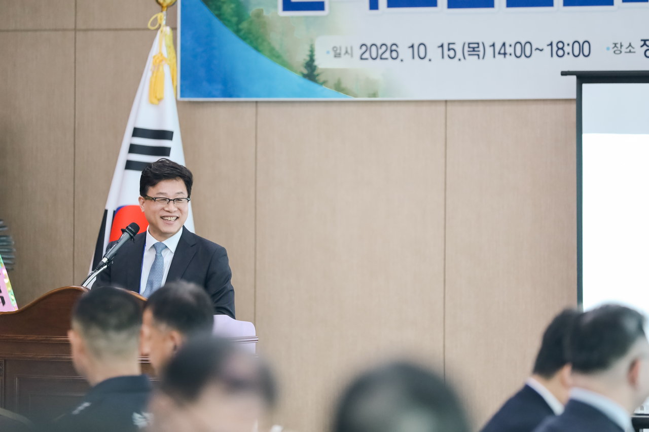 Hwang Jeong-seok, chairman of the Korea Urban Wildfire Response Association, delivers a welcoming address at the association's inaugural ceremony held Thursday at the Government Sejong Convention Center. [Korea Urban Wildfire Response Association]