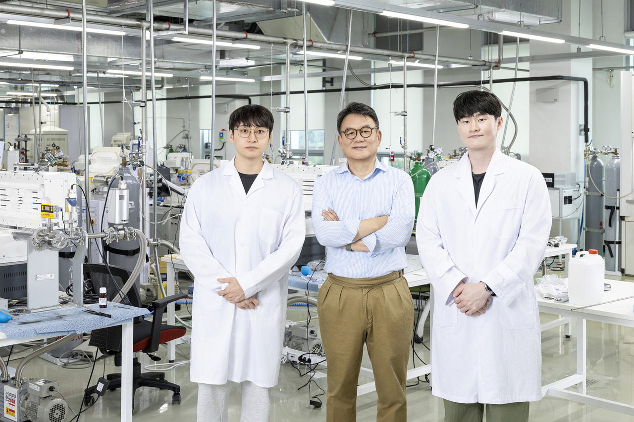 조현제(왼쪽부터) IBS 반데르발스 양자 물질 연구단 학생연구원(POSTECH 신소재공학과 박사과정), 조문호 연구단장, 민석영 박사후연구원.[기초과학연구원 제공]