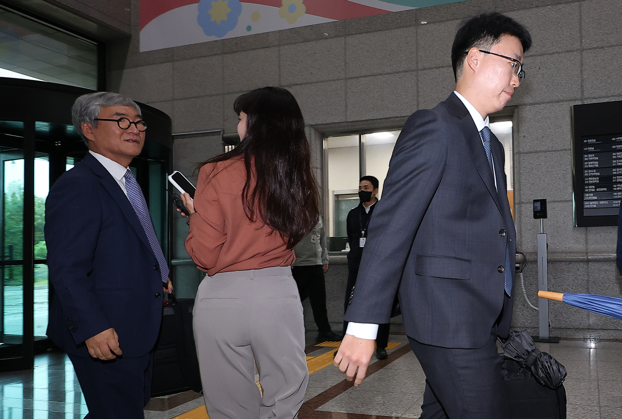 Officials and an advisor of the special counsel team, investigating the allegations surrounding the National Election Commission, are entering the NEC headquarters in Gwacheon, Gyeonggi Province, on Tuesday. (Yonhap)
