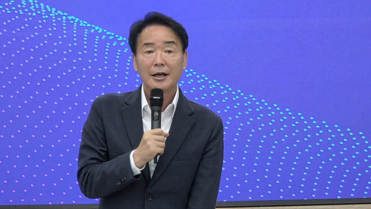 황병직 영주시장이 14일 오후 군청 3층 강당에서 취임 100일 기자간담회를 열고 있다.[사진=김병진 기자]