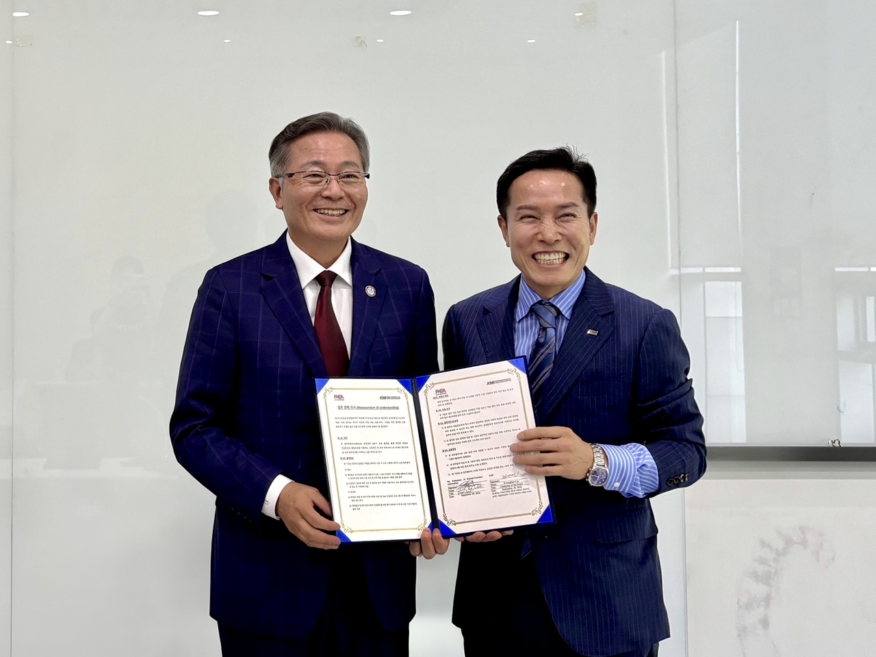 김대진 KMI한국의학연구소 사업전략실장(오른쪽)과 이석로 캐나다한인회총연합회장(왼쪽)이 지난 9월 28일 캐나다 지역 재외동포의 건강증진을 위한 업무협약을 체결하고 기념촬영을 하고 있다.