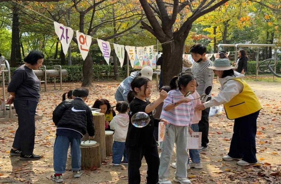 A scene from the 12th Infant Forest Family Festival, held in October last year. [Provided by Dongjak-gu]