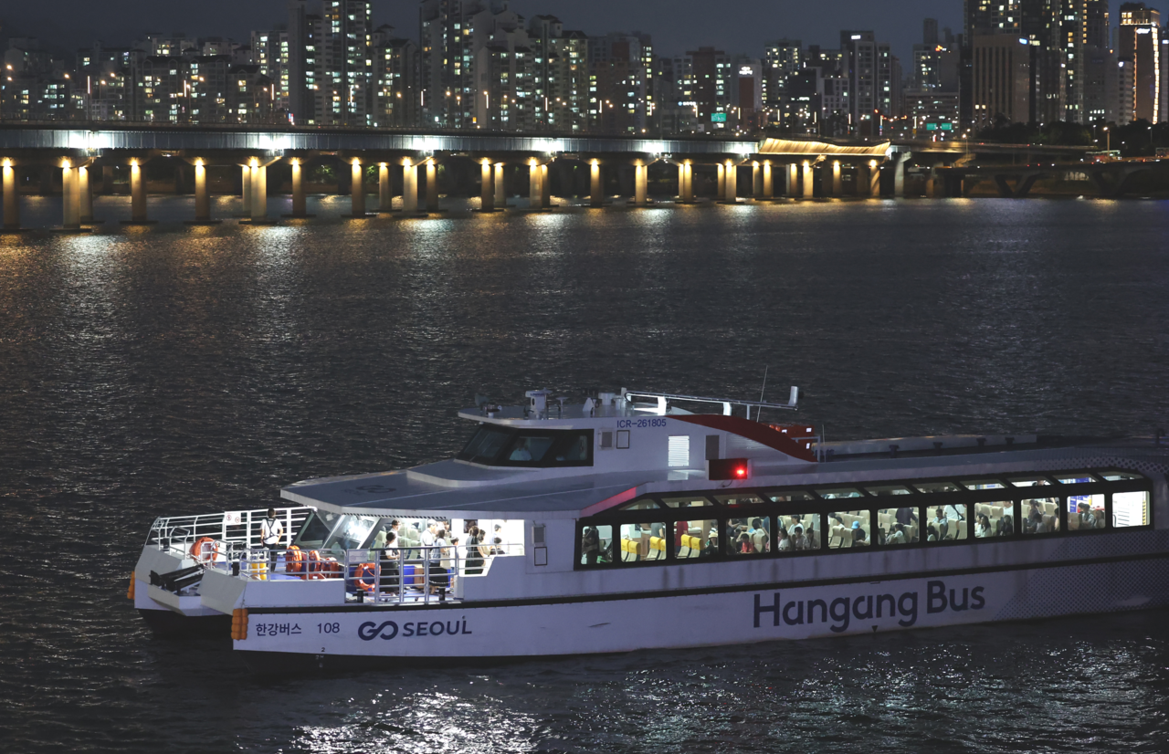A Hangang Bus vessel cruises along the Han River on Aug. 16. (Newsis)
