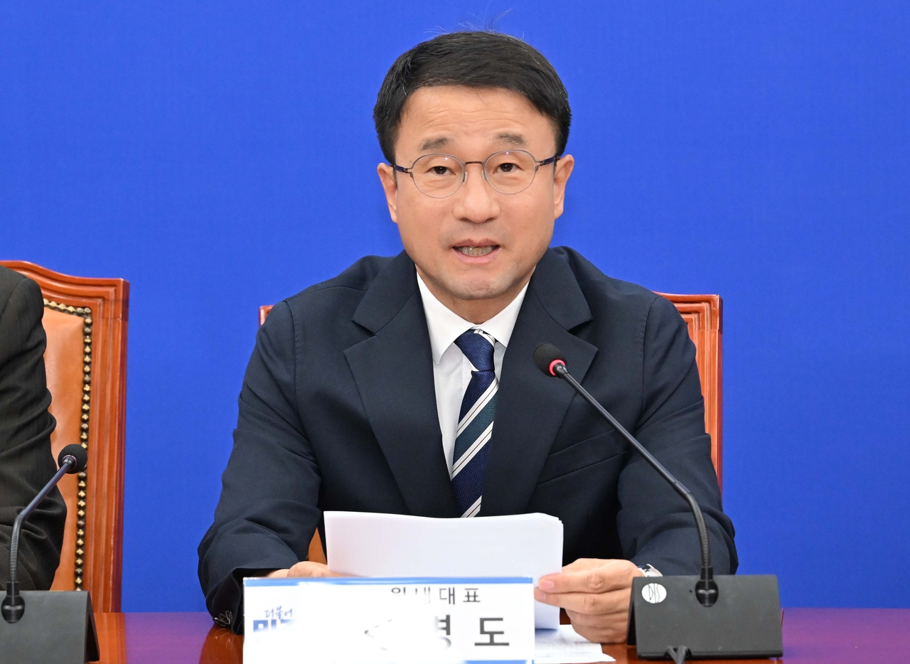 한병도 더불어민주당 원내대표가 15일 오전 서울 여의도 국회에서 열린 국정감사 대책회의에서 모두발언하고 있다. 이상섭 기자