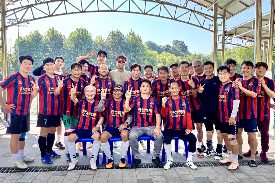 Thai Ambassador to Korea Tanee Sangrat (second from left, sitting) poses with his Korean soccer teammates in Hanseong Baekje FC. (Courtesy of Tanee Sangrat)
