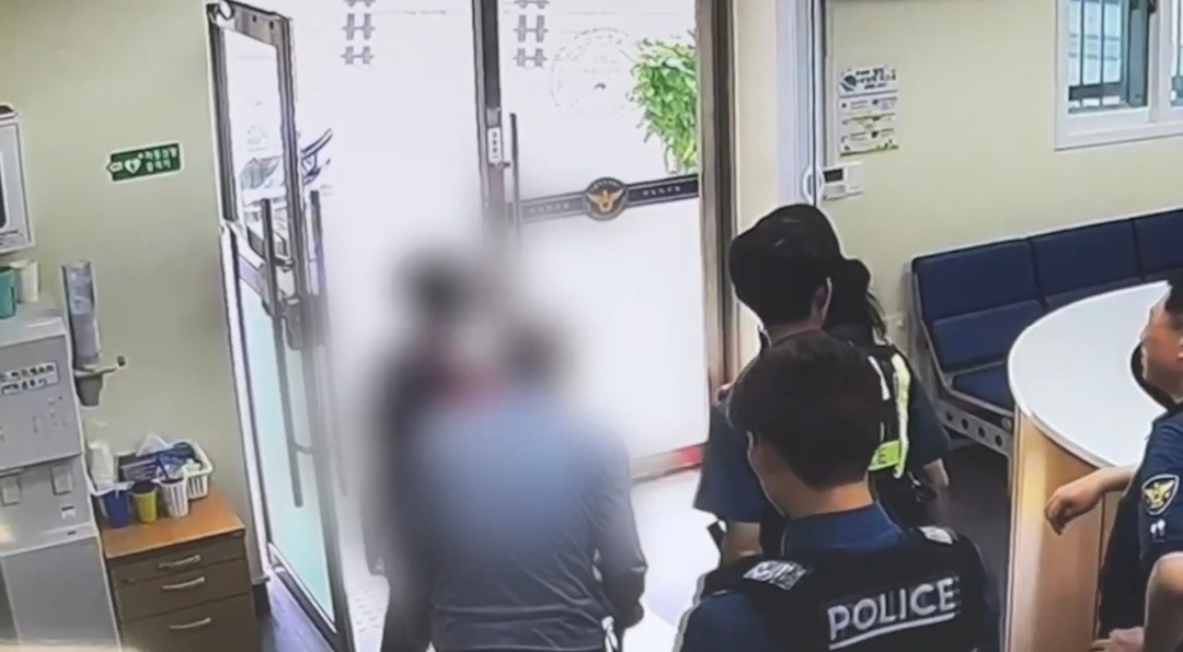 Surveillance footage captures an elderly couple's reunion at a police station in Jung-gu, central Seoul, on Sept. 17, after police located the missing husband, who has dementia. (Seoul Metropolitan Police Agency)