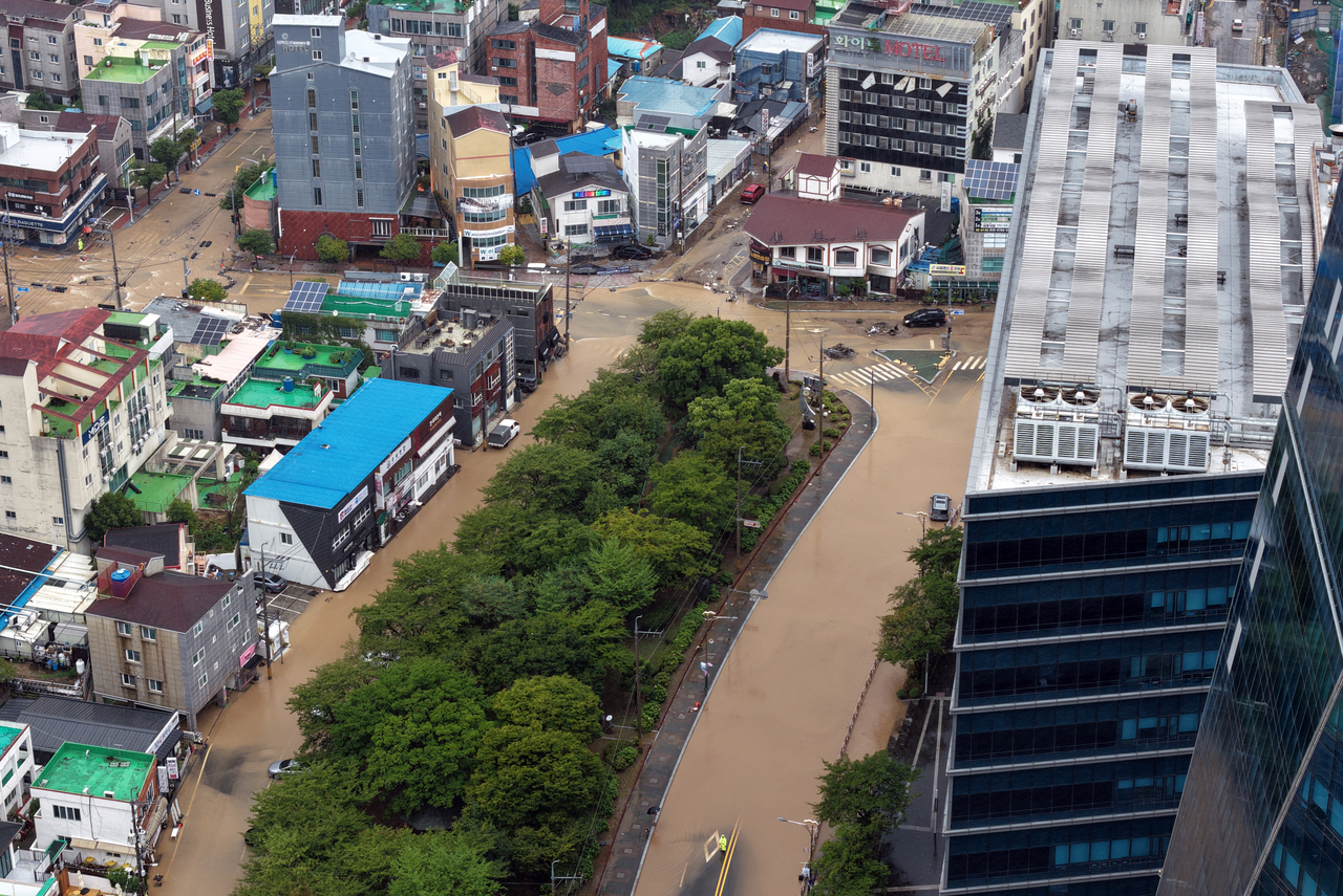 지난 8월 17일 오후 경남 거제시 옥포동 일대 도로와 주요 교차로 전체가 흙탕물로 완전히 뒤덮여 있다. [연합]
