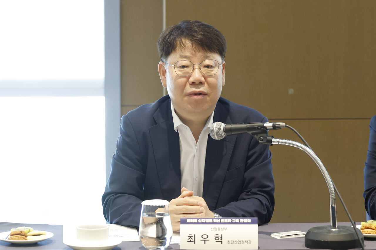 Choi Woo-hyuk, director general for advanced industry policy at the Ministry of Trade, Industry and Energy, delivers remarks at the ceremony. [Yonhap]