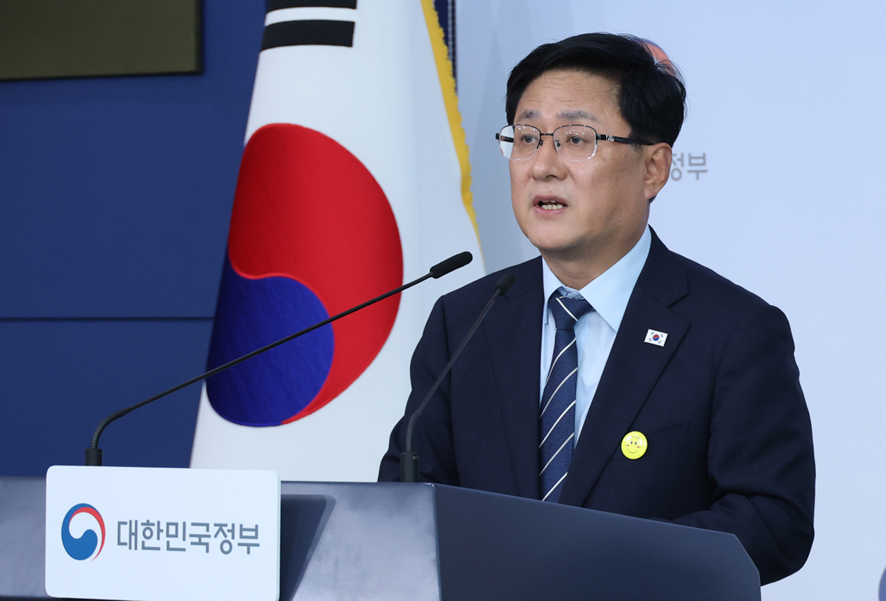 김성환 기후에너지환경부 장관이  지난달 22일 서울 종로구 정부서울청사 별관에서 안정적인 전력공급 등을 위해 3개월간 원전 공론화를 추진한다고 밝히고 있다. [연합]