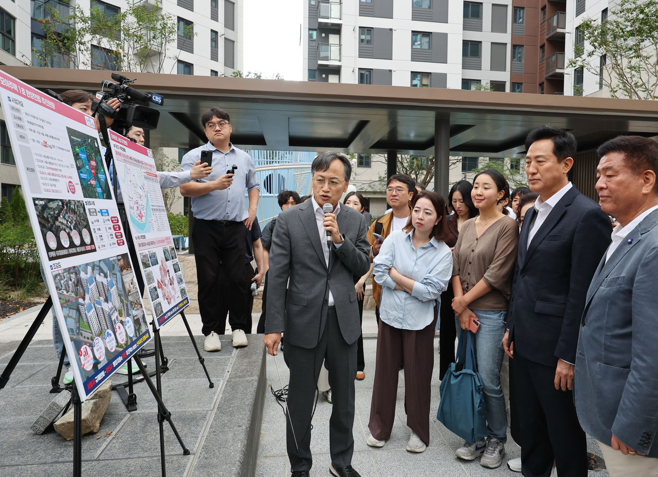 오세훈 서울시장이 지난달 28일 모아주택 1호 사업지인 서울 광진구 강변역 센트럴아이파크를 방문해 사업설명을 듣던 모습. <연합>