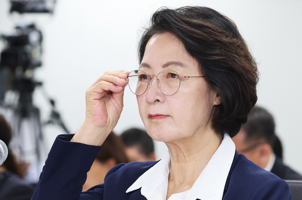 13일 경기도 수원시 영통구 경기도청에서 열린 국회 행정안전위원회의 경기도에 대한 국정감사에서 추미애 경기도지사가 안경을 고쳐 쓰고 있다. [연합]