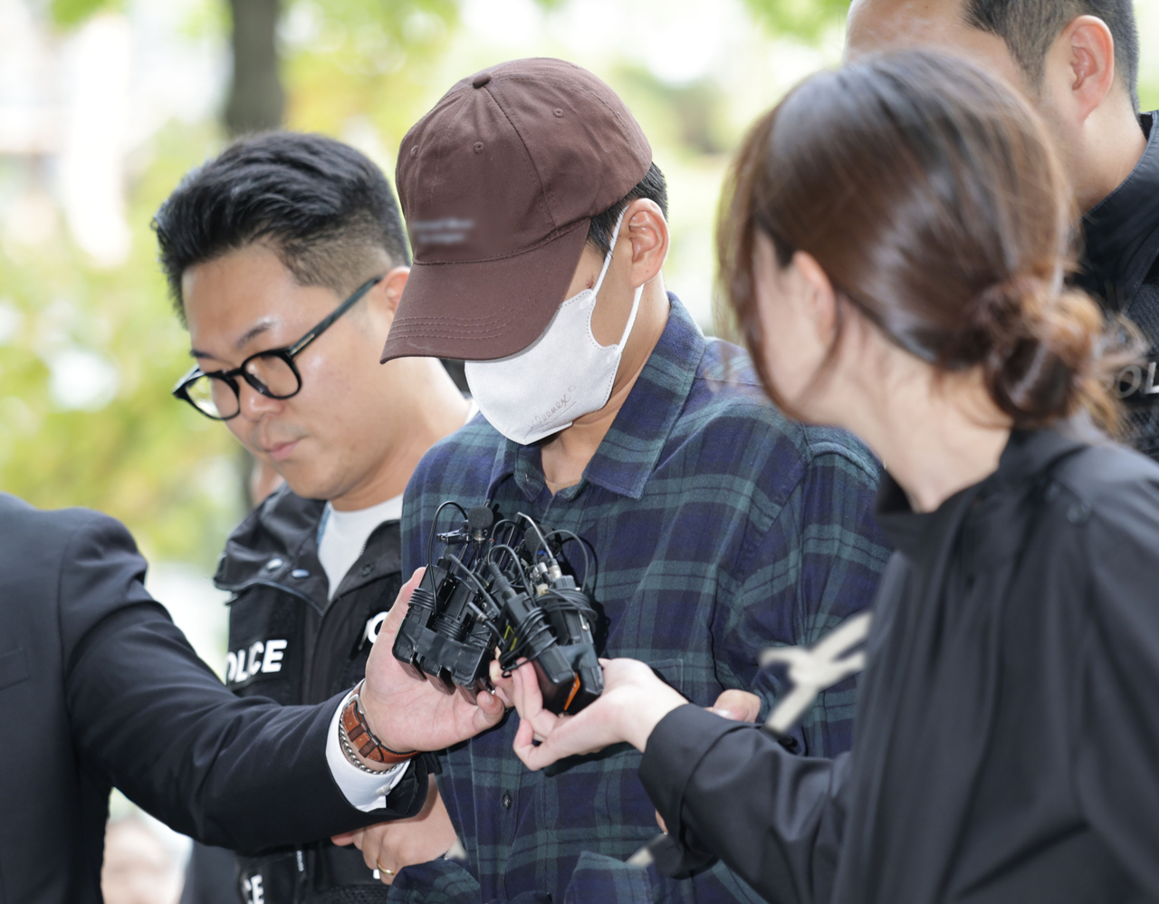 이혼소송 중 장모 살해 및 아내를 납치한 20대 중반 남성 A씨가 지난 13일 서울 송파구 서울동부지방법원에서 열린 구속 전 피의자 심문(영장실질심사)에 출석하고 있다. [연합]
