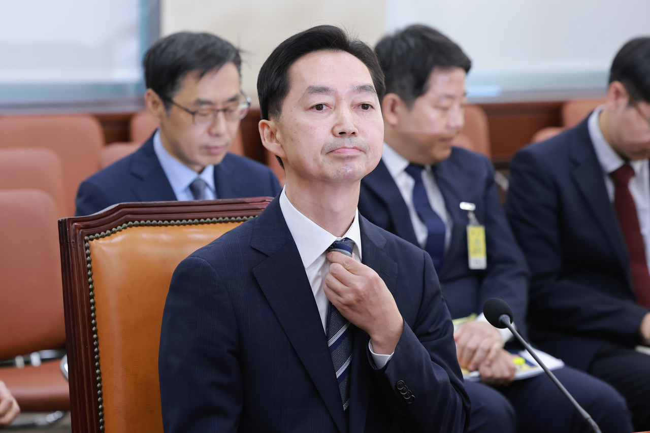 Kim Ji-yong, nominee to become the inaugural head of the Serious Crimes Investigation Agency, adjusts his jacket during his confirmation hearing at the National Assembly in Seoul on Wednesday. (Yonhap)
