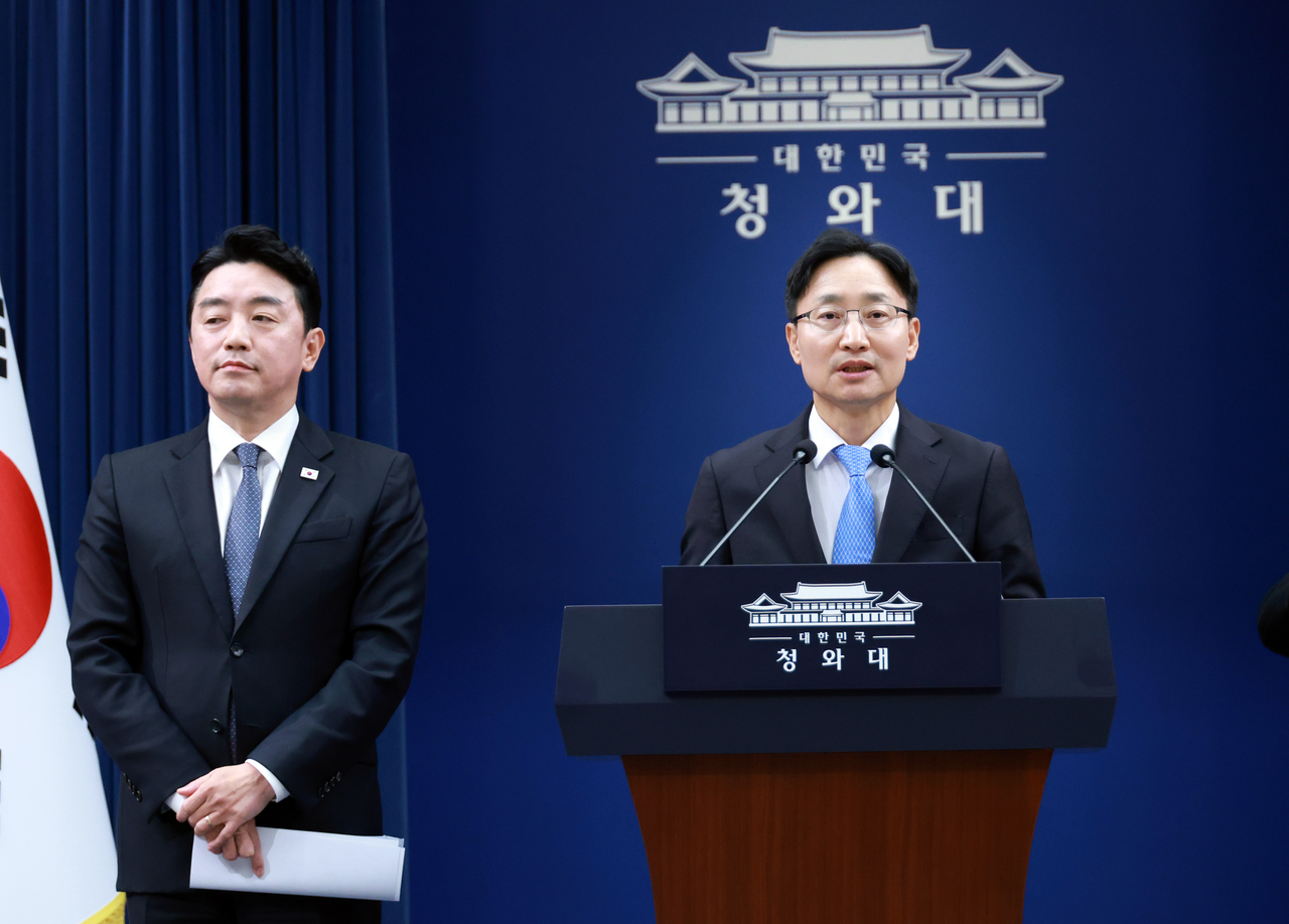 Newly appointed presidential chief of staff Im Gwang-hyeon, the former commissioner of the National Tax Service, delivers remarks at a press briefing room at Cheong Wa Dae on Wednesday, introduced by his predecessor Kang Hoon-sik. [Yonhap]