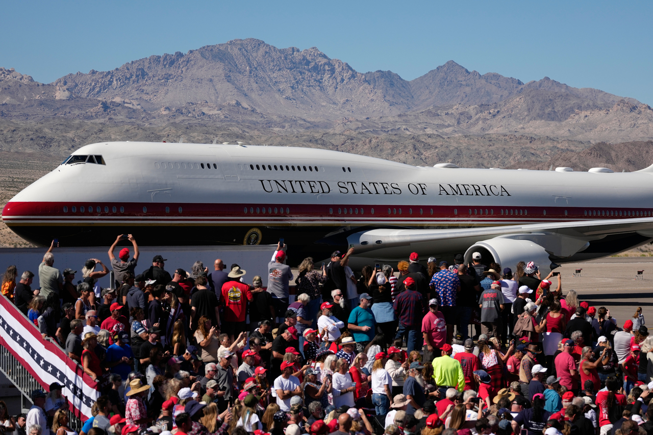 The Air Force One arrives at a campaign rally at the Laughlin Bullhead International Airport in Bullhead City, Arizona, Wednesday. (AP-Yonhap)