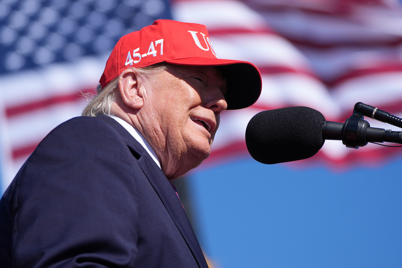 President Donald Trump speaks at a campaign rally at Laughlin Bullhead International Airport, on Oct. 14, 2026, in Bullhead, Ariz. (AP-Yonhap)
