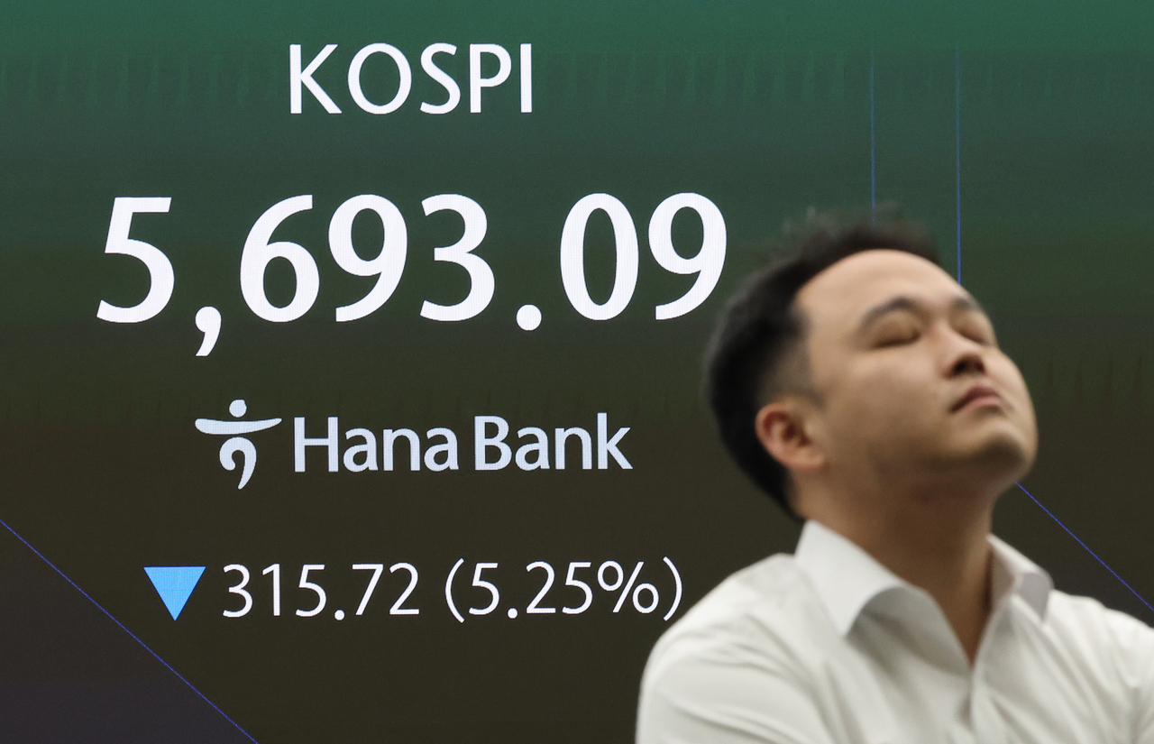 15일 서울 중구 하나은행 본점 딜링룸 전광판에 코스피가 표시돼 있다. 이날 코스피는 전일(6008.81) 대비 335.8p(5.59%) 내린 5673.01로 개장했다. [연합]