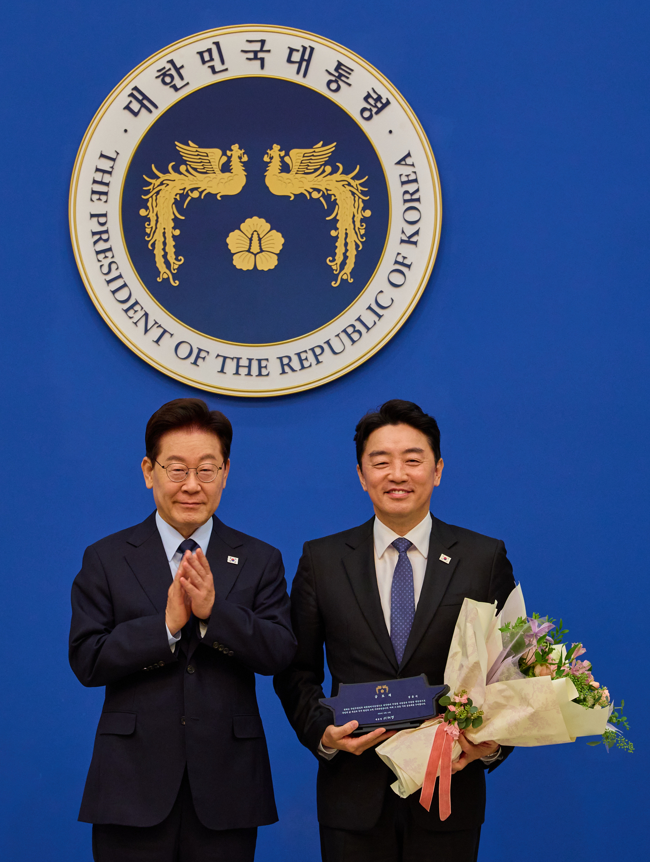 이재명 대통령이 15일 청와대에서 강훈식 전 비서실장에게 공로패를 전달하고 있다. 청와대 제공