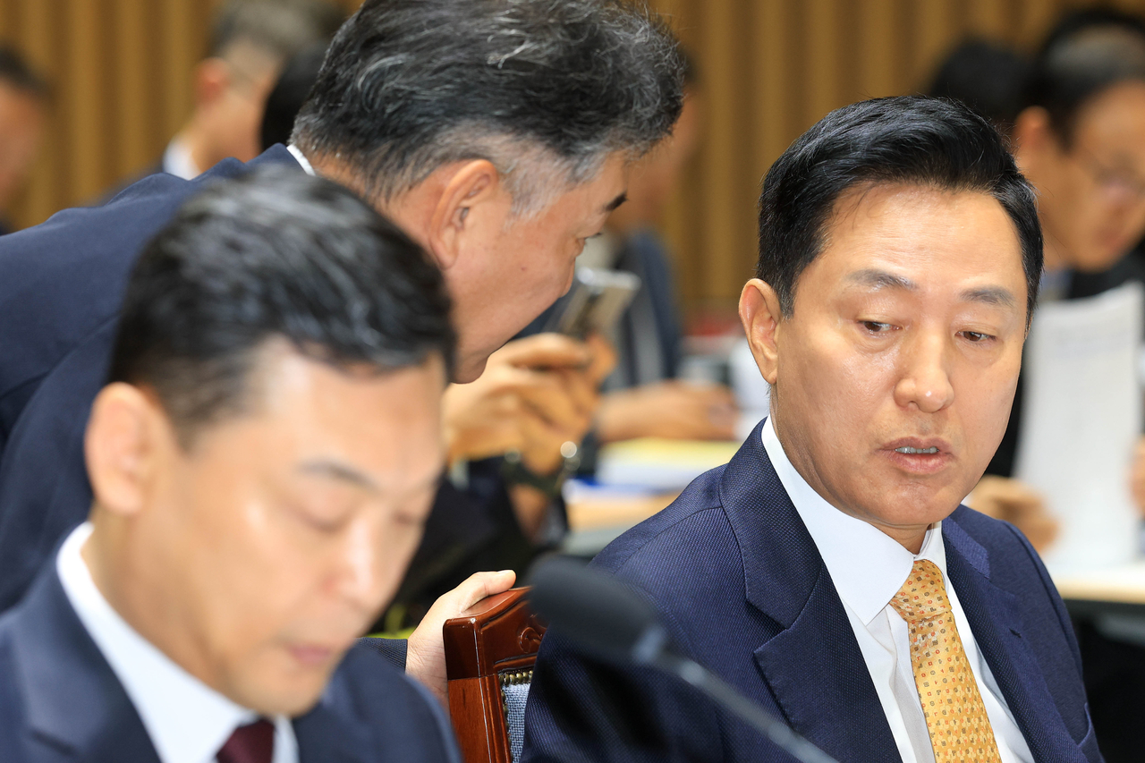 오세훈 서울시장이 15일 서울시청에서 열린 행정안전위원회 국정감사에서 박찬구 서울시 정무부시장과 대화하고 있다. [연합]
