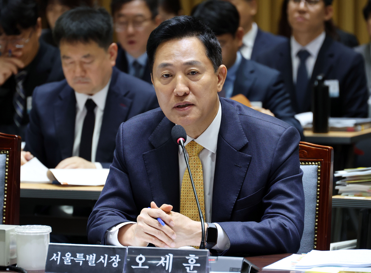 오세훈 서울시장이 15일 서울시청에서 열린 행정안전위원회 국정감사에서 위원 질의에 답하고 있다. [연합]