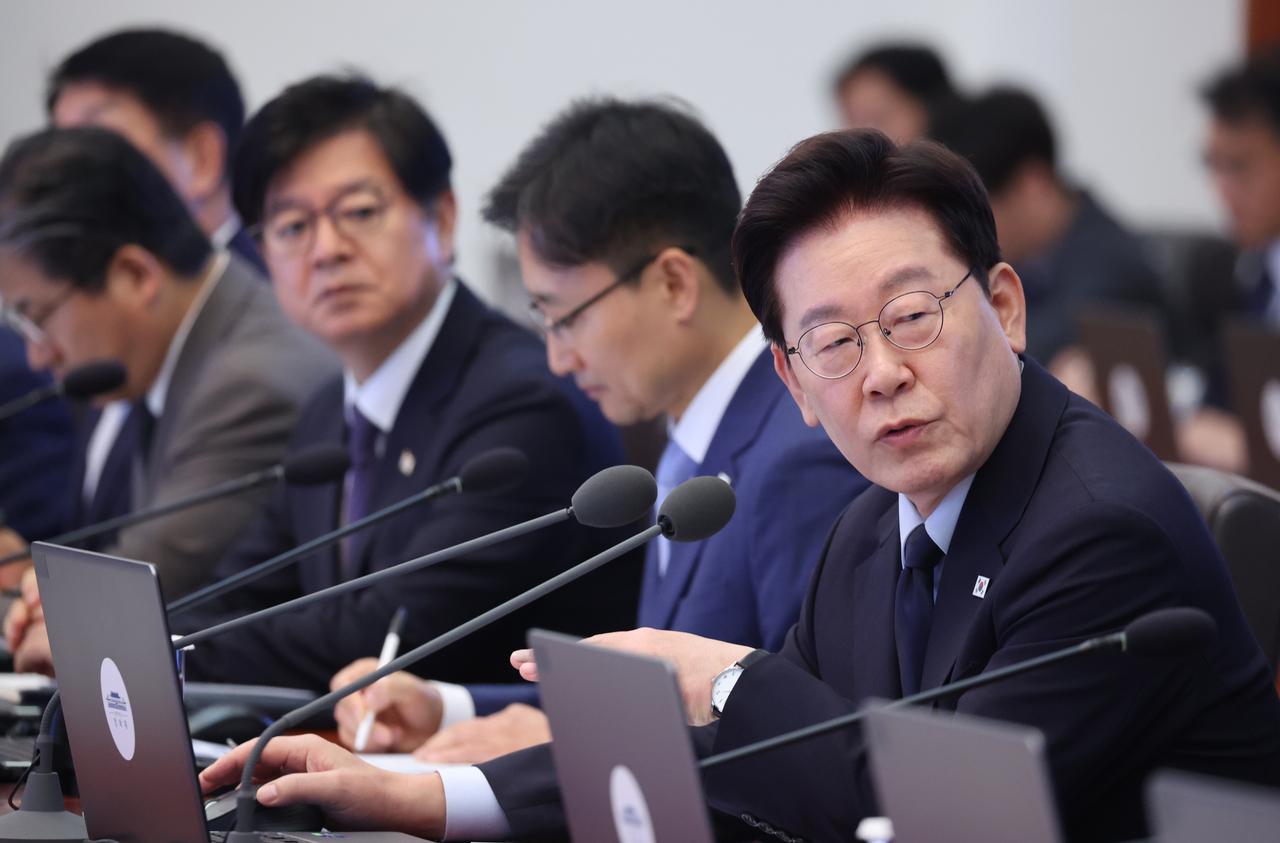 이재명 대통령이 15일 청와대에서 열린 수석보좌관회의에서 발언하고 있다. [연합]
