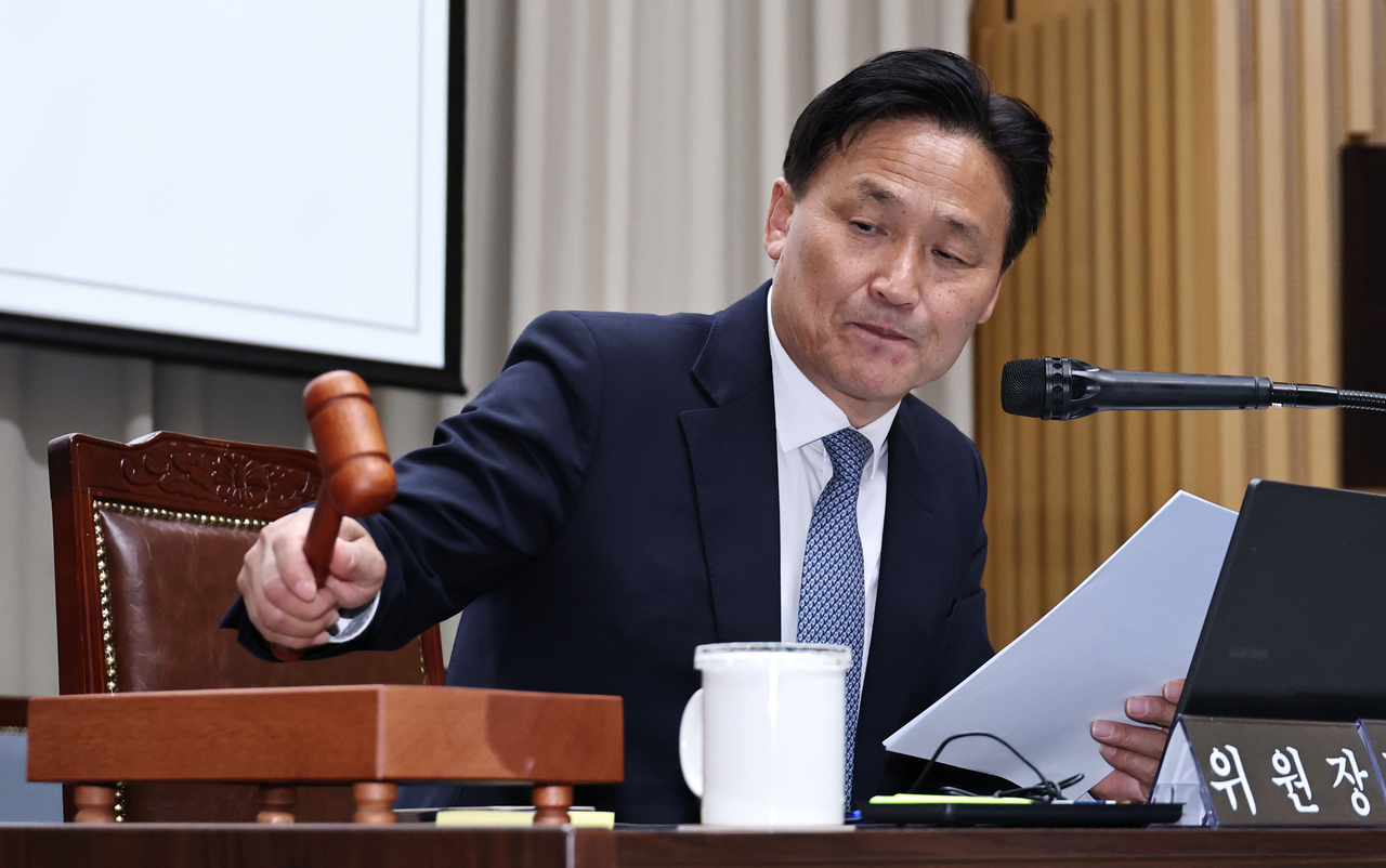 Rep. Kim Young-jin, chair of the Security and Public Administration Committee of the National Assembly, hits a gavel during the committee's general meeting on Thursday. (Yonhap)