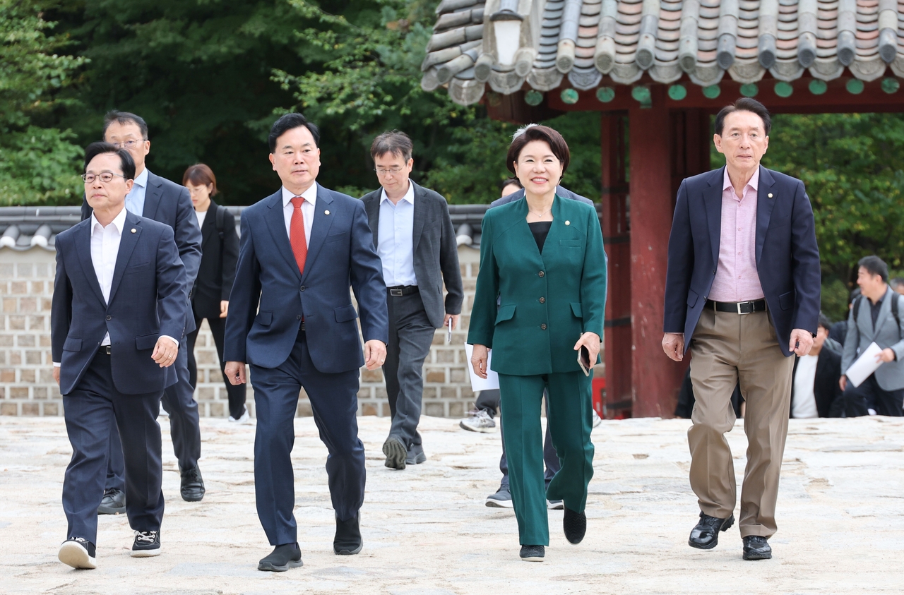 김석기 의원을 비롯한 국회 문화체육관광위원회 국민의힘 의원들이 15일 서울 종로구 종묘에서 정전 월대 현장 시찰을 하고 있다. [연합]