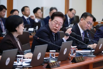 Lee defends live Cabinet broadcasts, rejects claims of silenced ministers